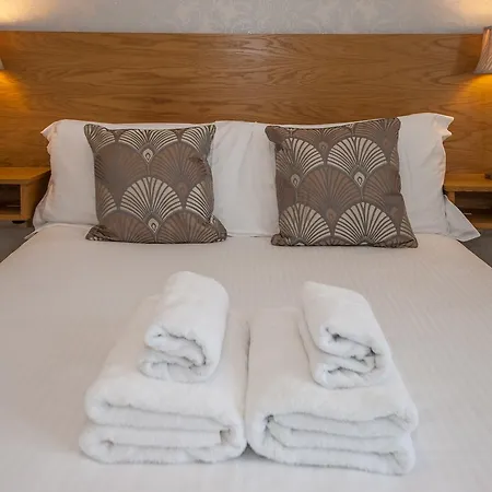 The Coppice - Including Off-site Health Club Guest house